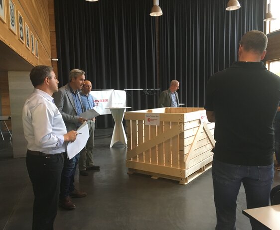 Thomas Lädrach (Präsident HIS, rechts) und Walter Furrer (Geschäftsführer LHZ, links) präsentieren die Vorteile der «Swiss Timber Box»